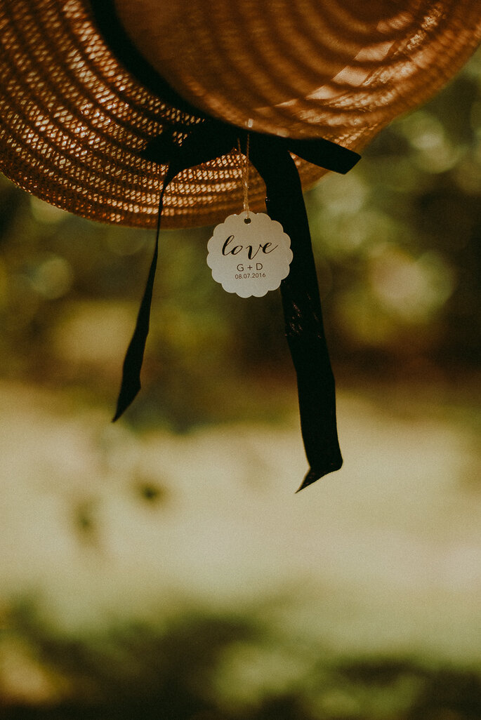 cadeau invité chapeau de paille- mariage champêtre en Lot-et-Garonne dans le jardin familial
