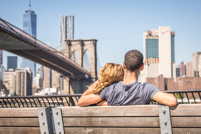 Couple de jeunes mariés admirant la skyline de New York