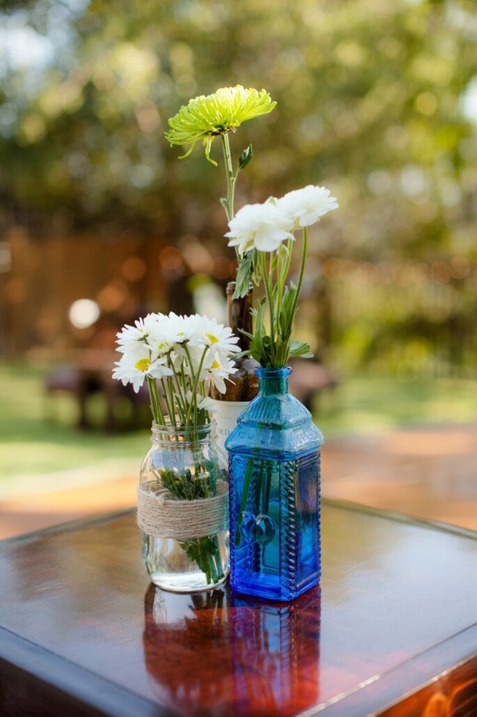 Apuesta por una decoración con botellas avejentadas en color azul - Foto The Youngrens