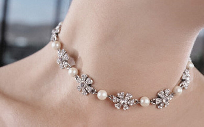 Gargantilla de brillantes y perlas ideal para un vestido strapless