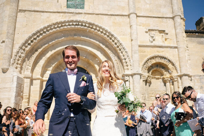 Un couple de mariés heureux à la sortie de l'église