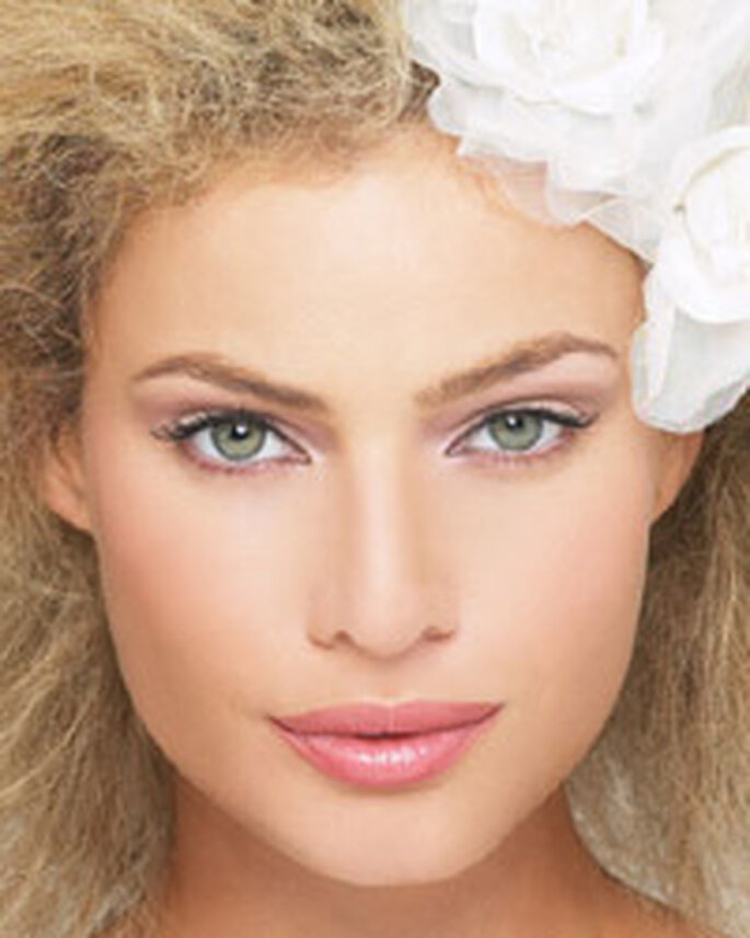 Belle Femme Avec Du Maquillage Et Des Fleurs D'iris Sur La Tête. Maquillage  Parfait Coloré Et Coiffure Blonde