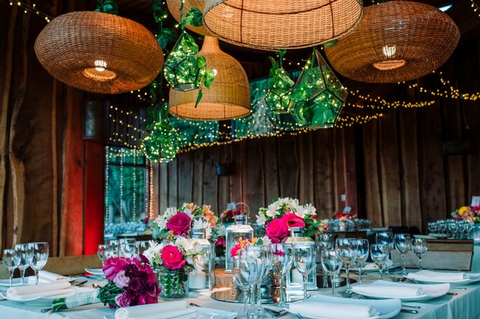Mesa del banquete decorada con flores