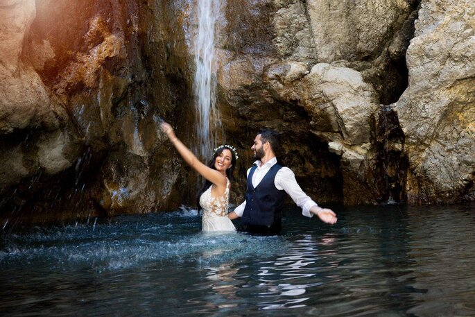 Gli sposi sotto la cascata