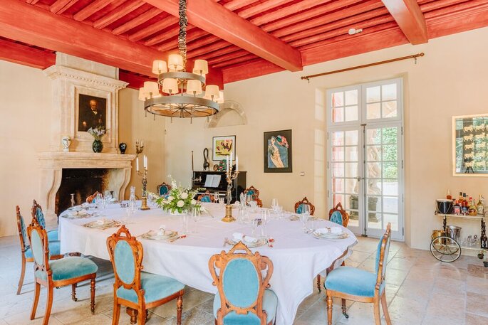 salle aménagée mélangeant l'ancien et le moderne pour une réception de mariage chic - Château de Beauregard 