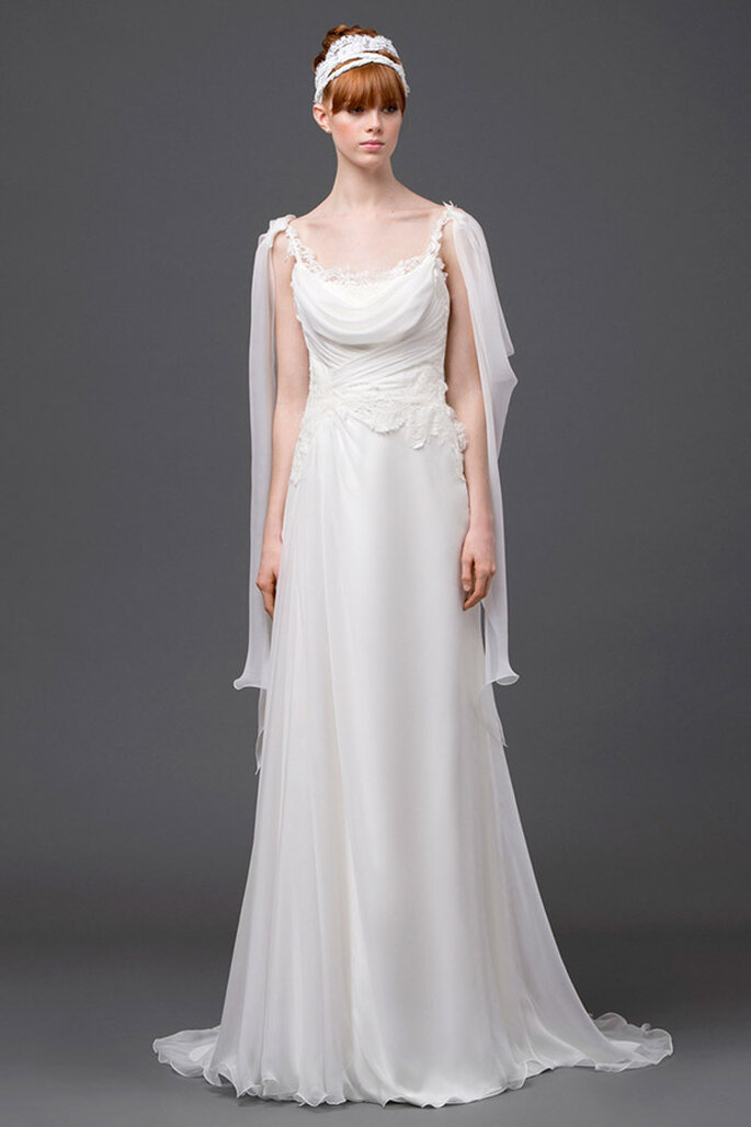 Vestido de novia 2015 de corte fluido en color blanco, discretos detalles de encaje, escote cascada y plisados en la cintura - Foto Alberta Ferretti
