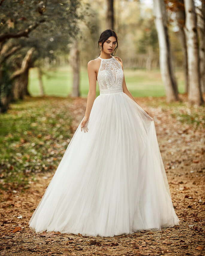 vestido de noiva princesa com gola alta estilo frente única em renda