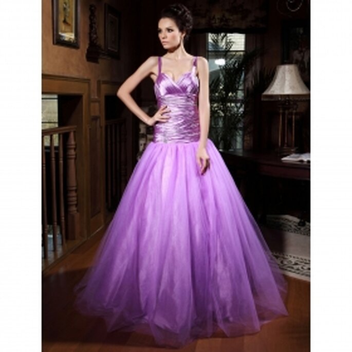 Un furioso tono de lila, con parte superior en tela con brillo e importante falda: toda seducción y deseo para deslumbrar a tu flamante esposo