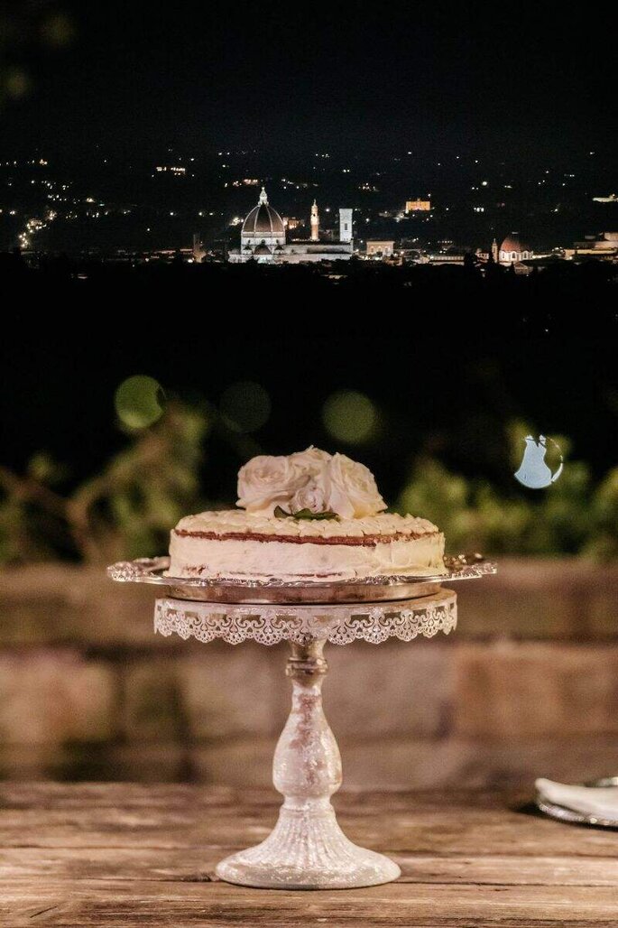 torta nuziale, sullo sfondo veduta di Firenze