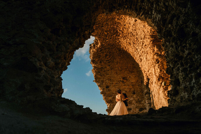 Fotomoderna Grillo, sposi in insenatura naturale di roccia