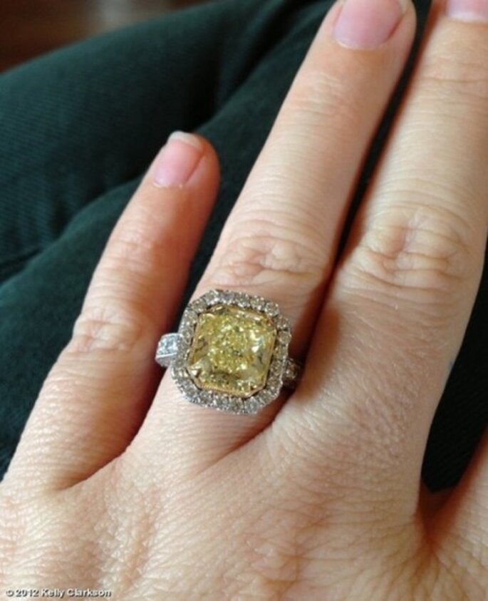 Anillo de compromiso con un diamanete en color amarillo de Kelly Clarkson