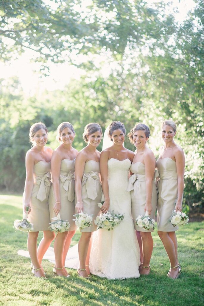 Vestidos de fiesta en colores neutros para tus damas de boda - Foto Jenny Moloney Photography