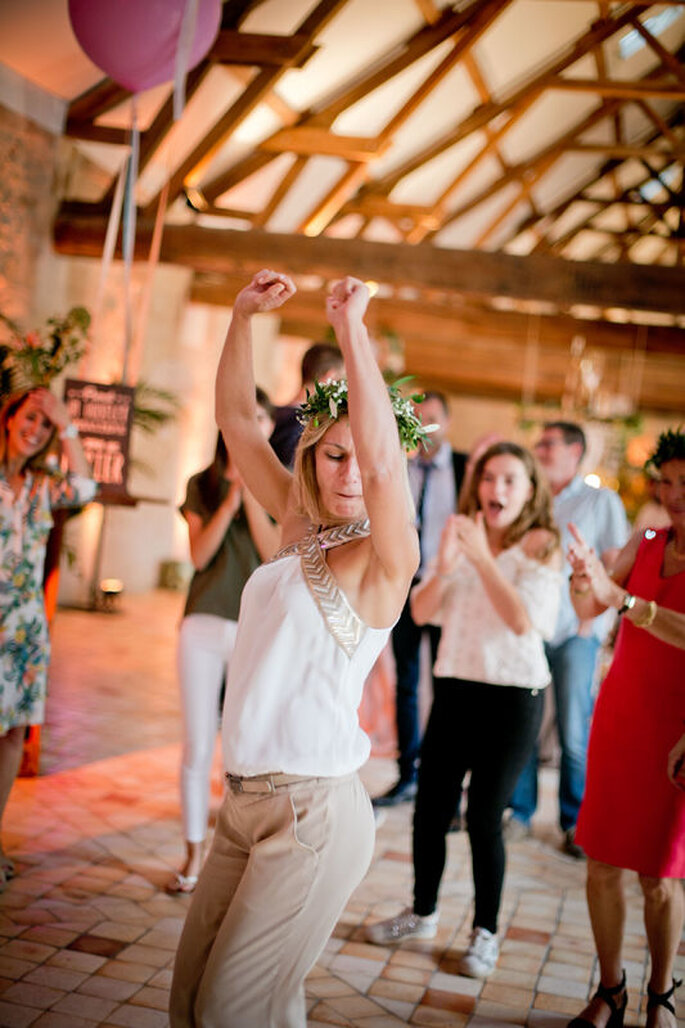 Une invitée à un mariage en train de danser 