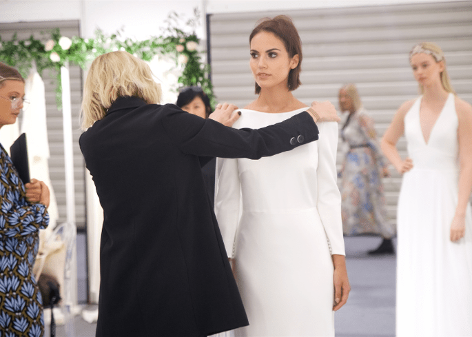 bridal week 2022 londres mars couturiere arrange mannequin portant robe de mariée blanche marque connue
