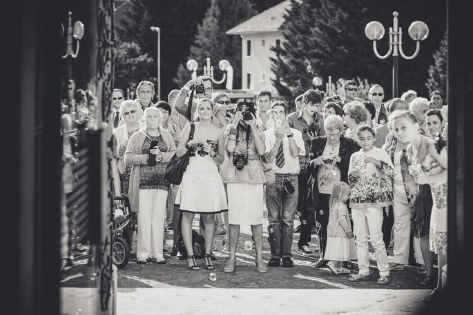 noir et blanc photo des invités en attente de la sortie des mariés à l'église