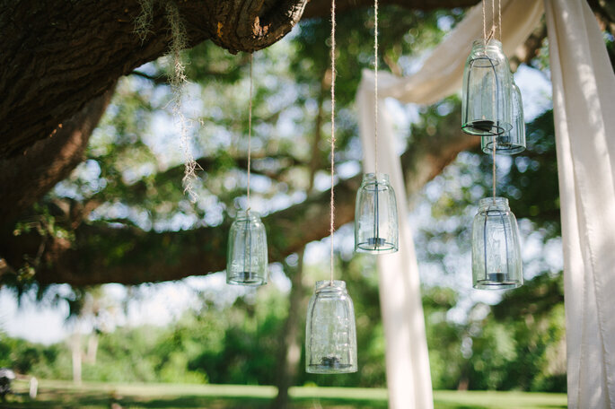 decoracion de arboles para boda al aire libre con frascos colgando con cuerdas