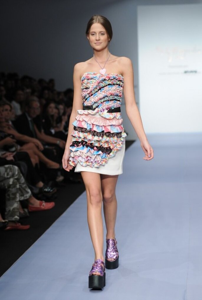 Vestido corto de escote strapless con capeado de textiles multicolor - Foto Mercedes Benz Fashion Week México