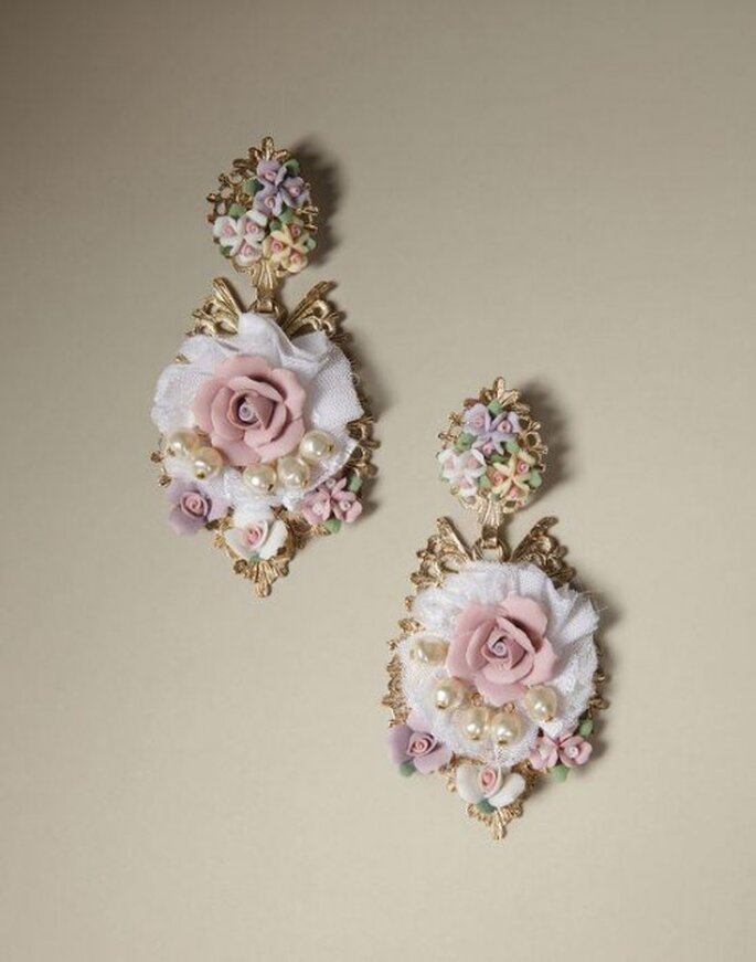 Aretes con inspiración barroca con relieves de flores y toques dorados - Foto Dolce & Gabbana