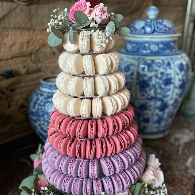 pièces-montée de macaron avec deux étages à la violette, deux à la framboise et quatre à la vanille 
