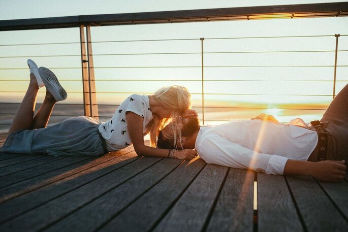 Coupleshoot. Pärchen auf Brücke liegend