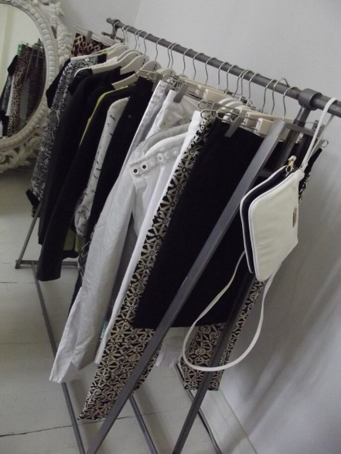 Colores blancos, negros y grises para un outfit con mucho estilo - Foto Melissa