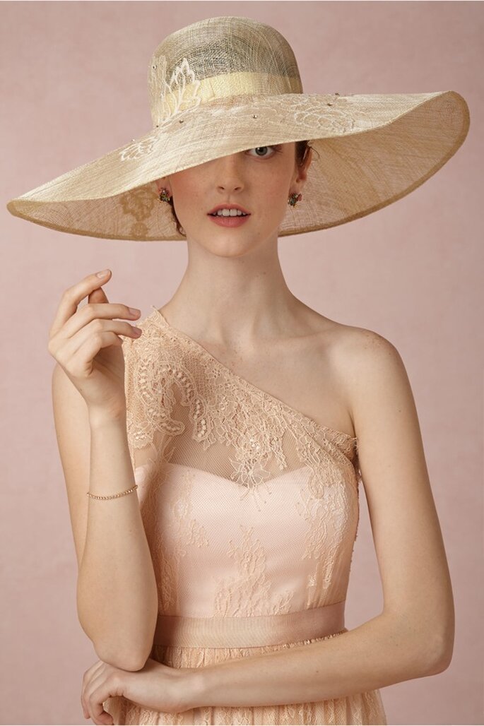 Sombrero para novia estilo pamela con un color sutil - Foto BHLDN