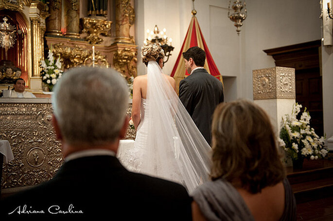 Entrée de la mariée dans l'église : situation maîtrisée ! - Photo : Adriana Carolina