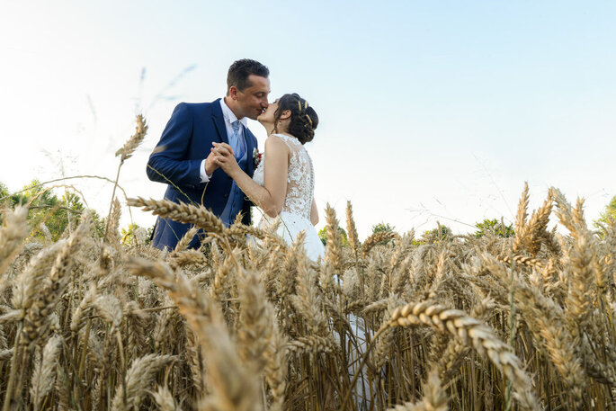 sposi in un campo di grano