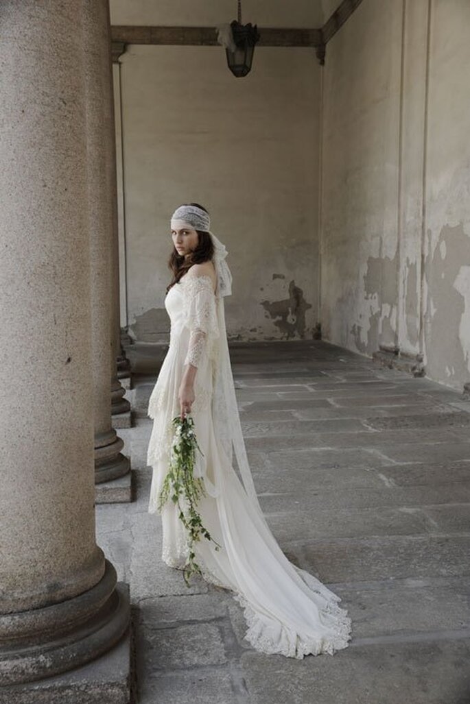 Vestido de novia con bordados artesanales hechos con encaje y cauda larga - Foto Alberta Ferretti