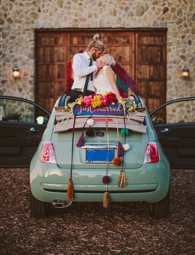 Pareja sobre carro pequeño decorado alternativo para la boda