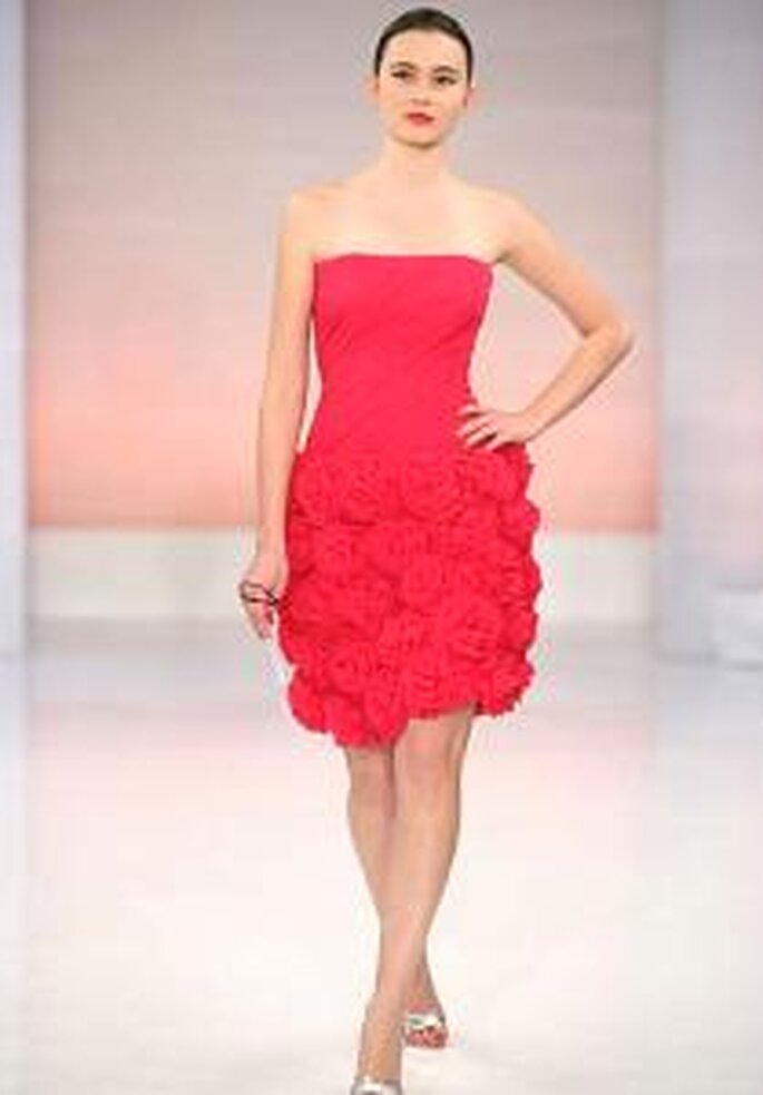 Vestido corto rojo con escote recto, falda con apliques florales