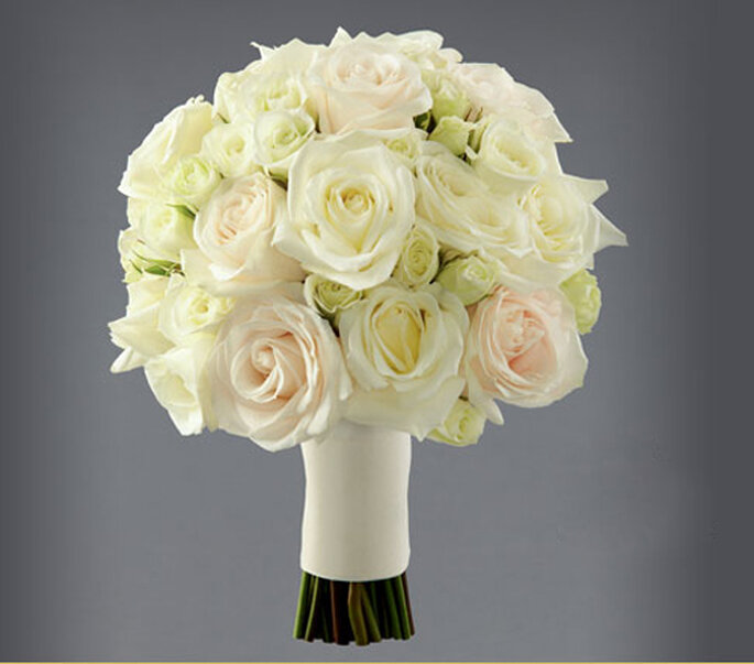 Elegante ramo de novia tradicional con flores blancas diseñado por Vera Wang - Foto FTD Flowers