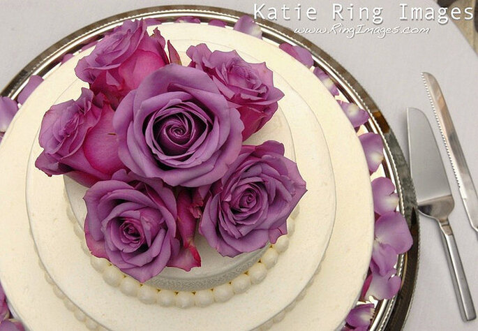 Clásico pastel con flores en la cima. Foto: Katie Ring
