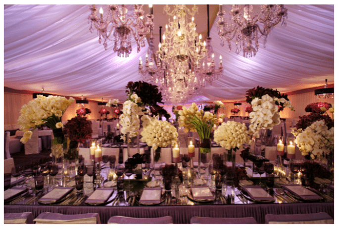 Decoración de boda con elegantes candelabros - Foto Simone and Martin Photography