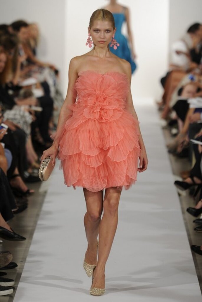 Vestido de fiesta 2014 en color coral con escote strapless y superposición de volúmenes - Foto Oscar de la Renta