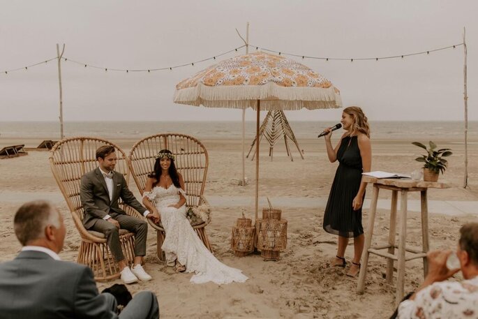 Die Freie Traurednerin Mit Herz und Feder am Strand mit einem Brautpaar