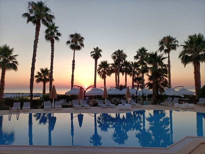 Palm Beach Club, piscina al tramonto, palme