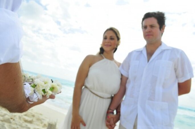 Ceremonia de Arena. Foto de Cancun WhiteChic Wedding & Events