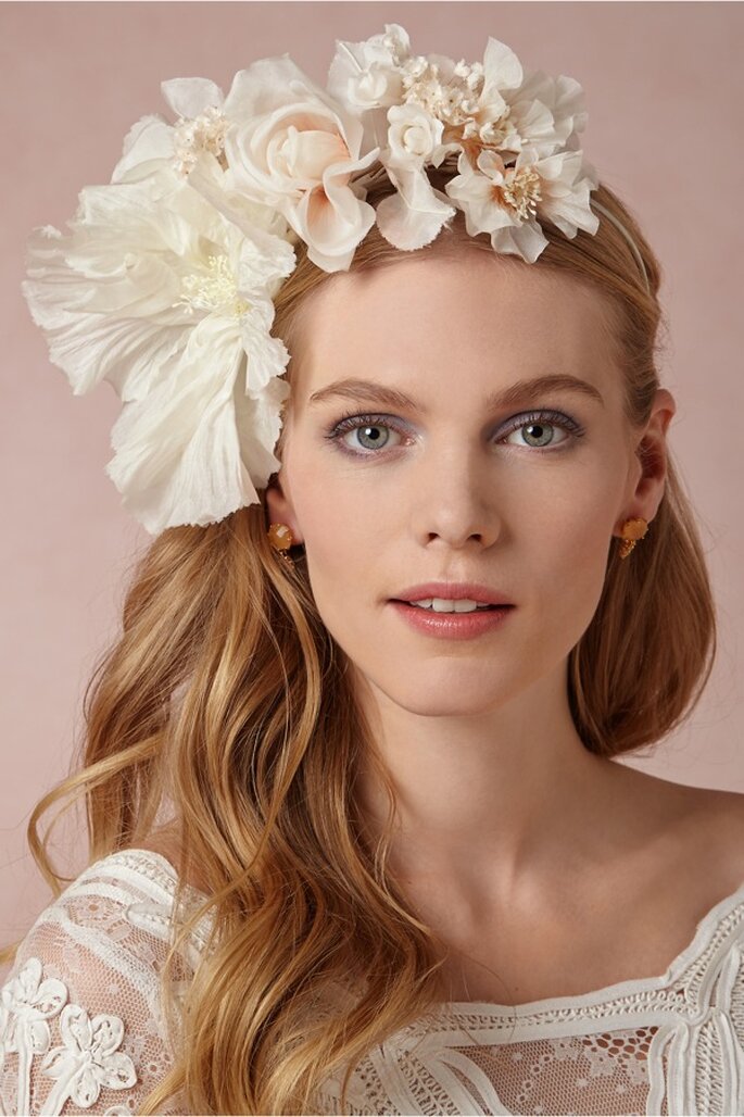 Peinado con glamour: Flores y sombreros en tendencia para ...