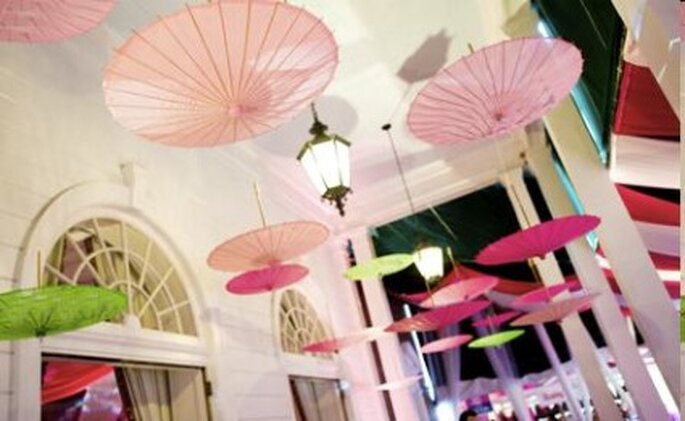 Décoration ombrelles au plafond - Mariage-original.com