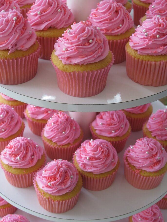 Si vas a decorar tu boda en color rosa, estos son los cupcakes que estabas buscando. Foto: O-Cake American Bakery