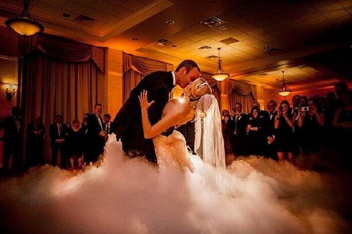 les mariés dansent dans les nuages