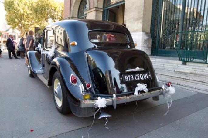 Les voiture anciennes font toujours sensation dans les mariages. - Photo : Guy VL