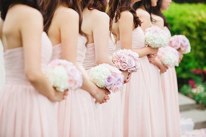 Demoiselles d'honneur avec des robes roses claires. Photo: Closer to Love Photographers