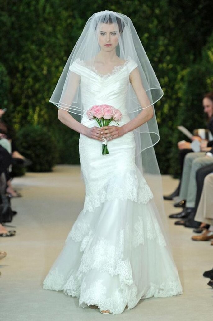 Vestido de novia corte sirena con escote extendido estilo marco - Foto Carolina Herrera