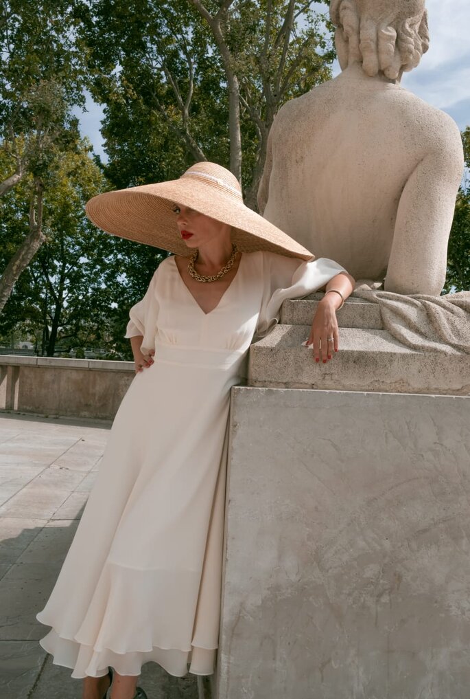 Oksana Coquard - robe de mariée blanche, fluide, droite, avec des manches, confectionnée par Oksana Coquard