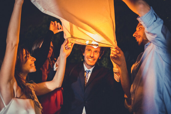 Lámparas de papel voladoras en tu boda. Foto:  M João de Medeiros e Pamela Leite