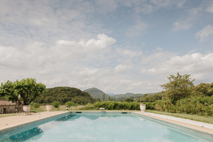 Une piscine avec une vue sur les paysages environnants