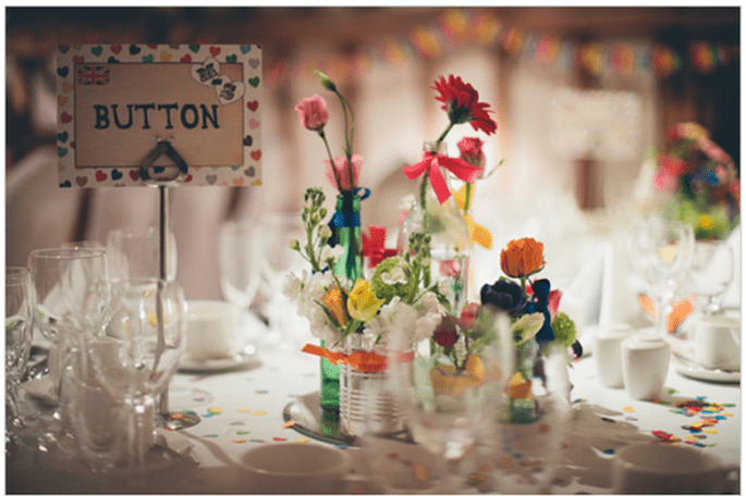 Mesas decoradas con flores naturales y envases reciclados. Foto: We Heart Pictures