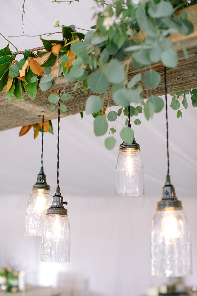 decoração casamento rústico com luminárias industriais e folhas de eucalipto